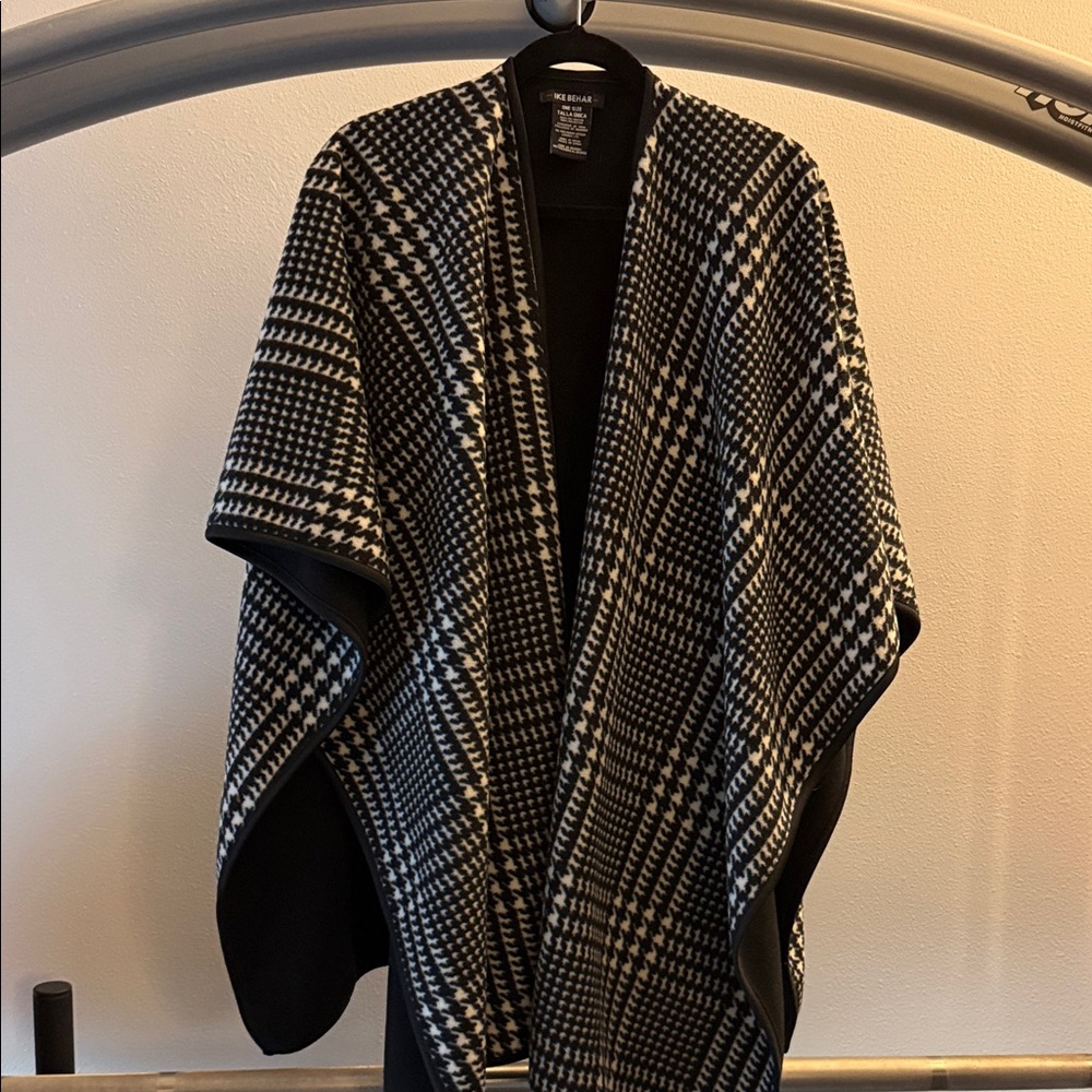 Ike Behar Black & White Houndstooth Cape
